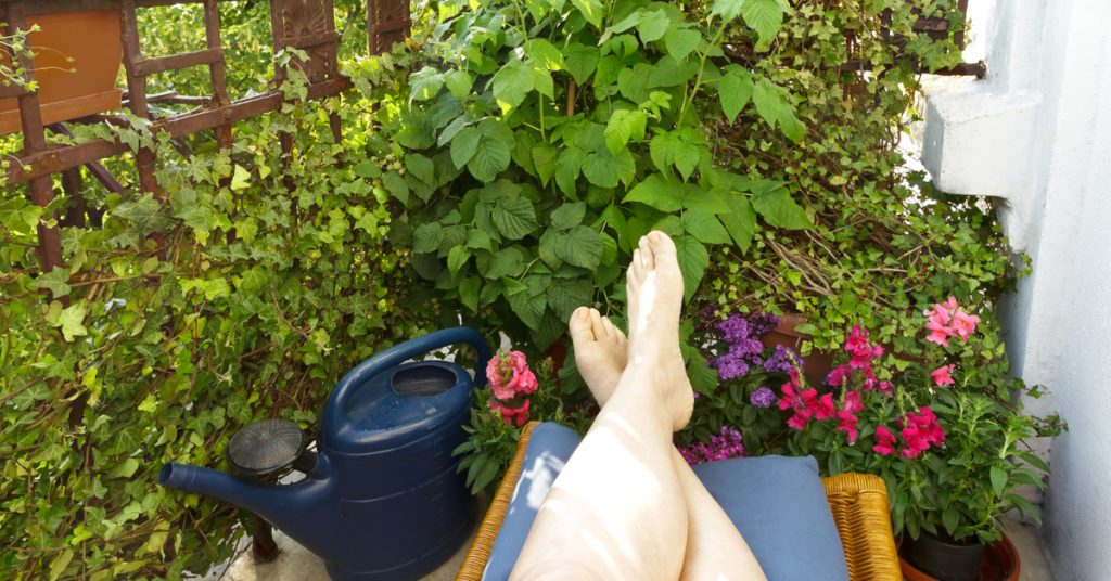 Canicule : naturisme sur le balcon, que dit la loi ?