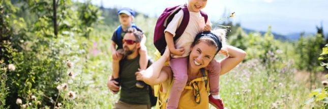 Une famille en randonnée