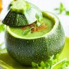 Recette rafraîchissante de soupe froide de courgette, lait de coco et sumac