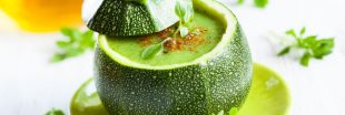 Recette rafraîchissante de soupe froide de courgette, lait de coco et sumac