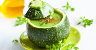Recette rafraîchissante de soupe froide de courgette, lait de coco et sumac Recette rafraîchissante de soupe froide de courgette, lait de coco et sumac