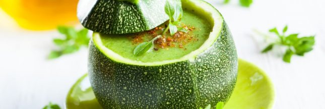 Soupe froide à la courgette, lait de coco et sumac