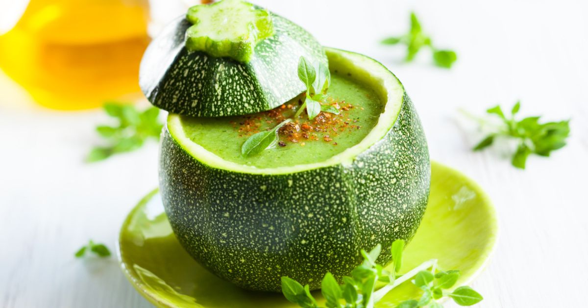 Recette rafraîchissante de soupe froide de courgette, lait de coco et sumac