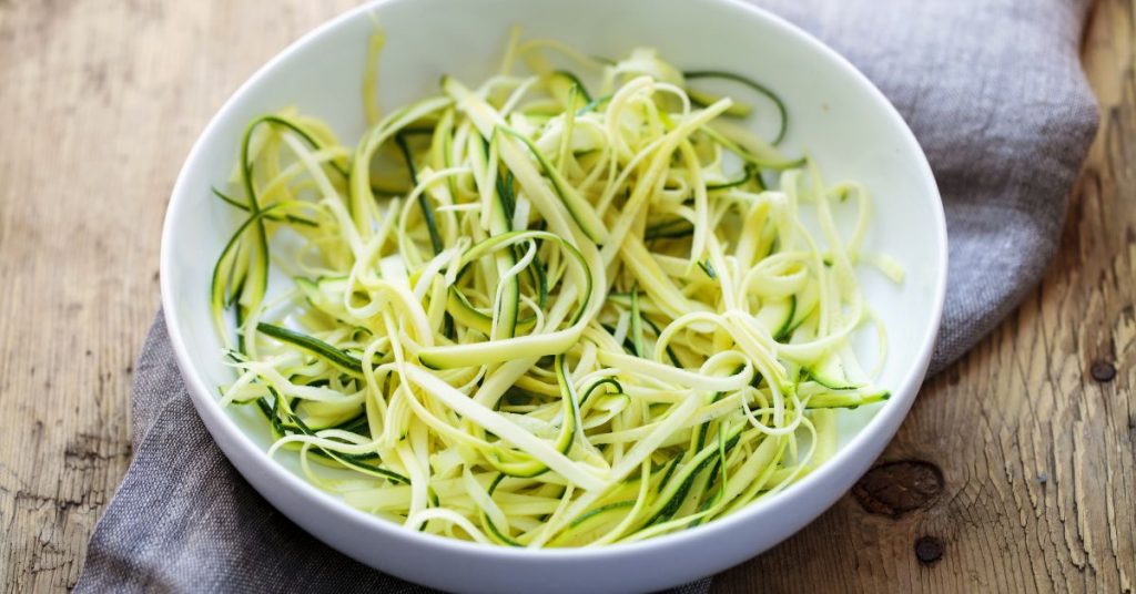 Tagliatelles de courgettes au citron et au thym : une recette d’été fraîche et saine !