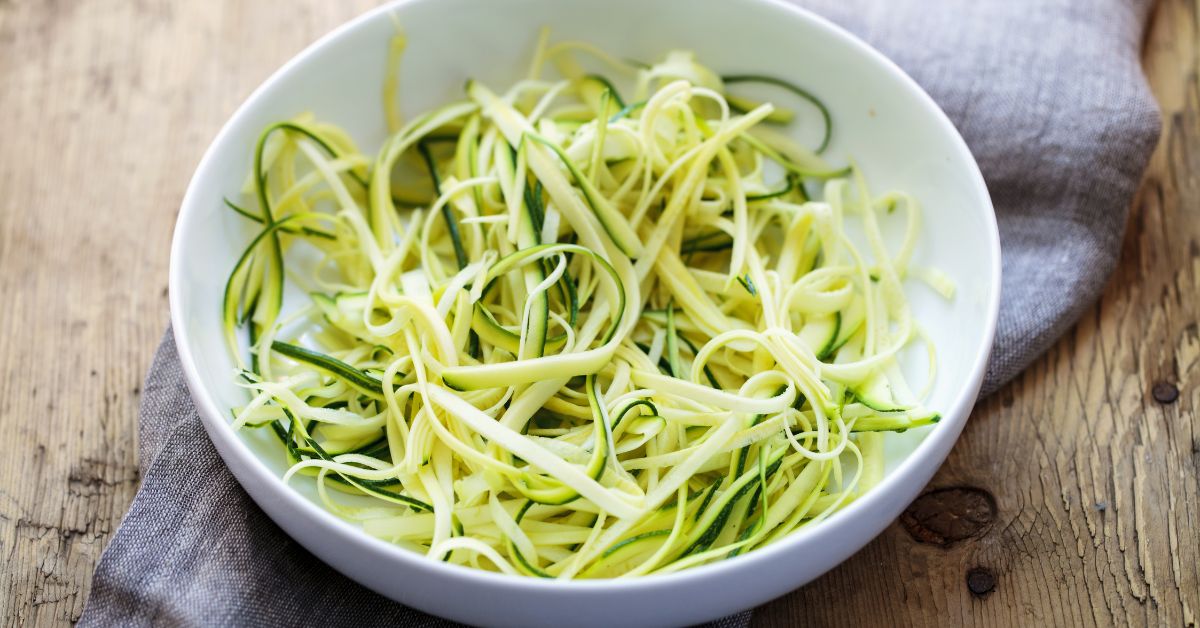 Tagliatelles de courgettes au citron et au thym : une recette d'été fraîche et saine ! Tagliatelles de courgettes au citron et au thym : une recette d'été fraîche et saine !