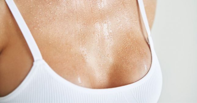6 astuces naturelles pour éviter de transpirer sous les seins en été