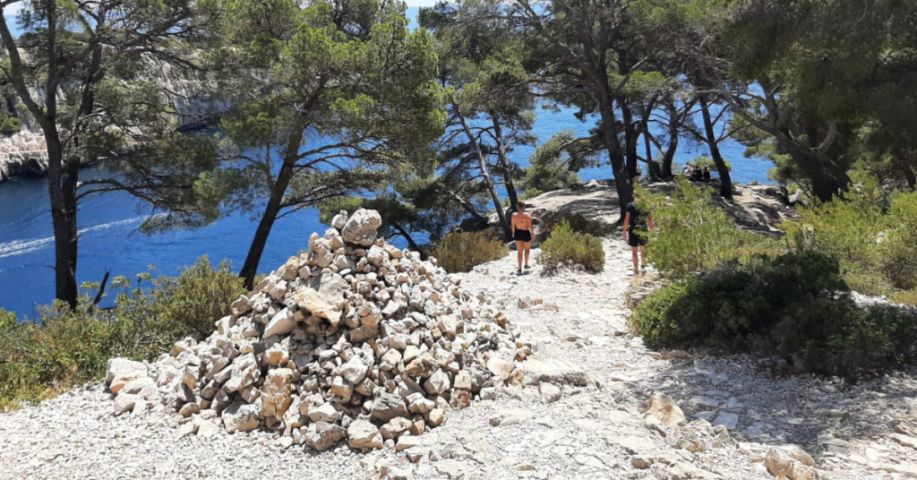 Le parc national des Calanques demande d’arrêter d’empiler des pierres