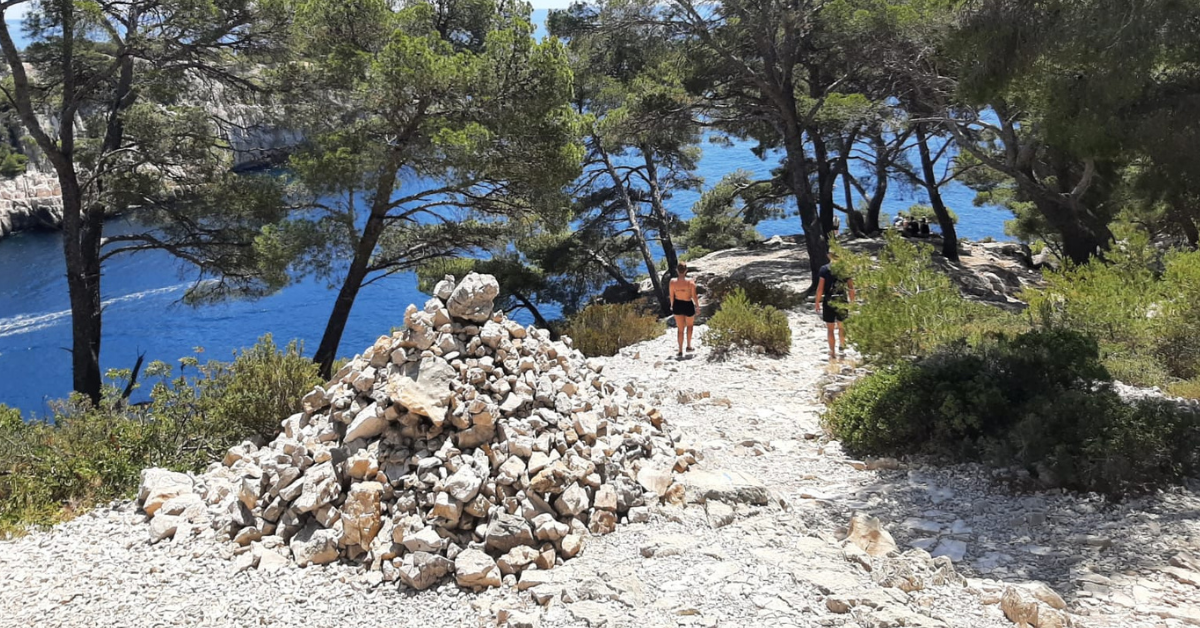 Le parc national des Calanques demande d'arrêter d'empiler des pierres