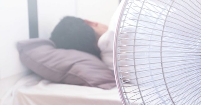 Dormir quand il fait chaud : les dangers méconnus du ventilateur