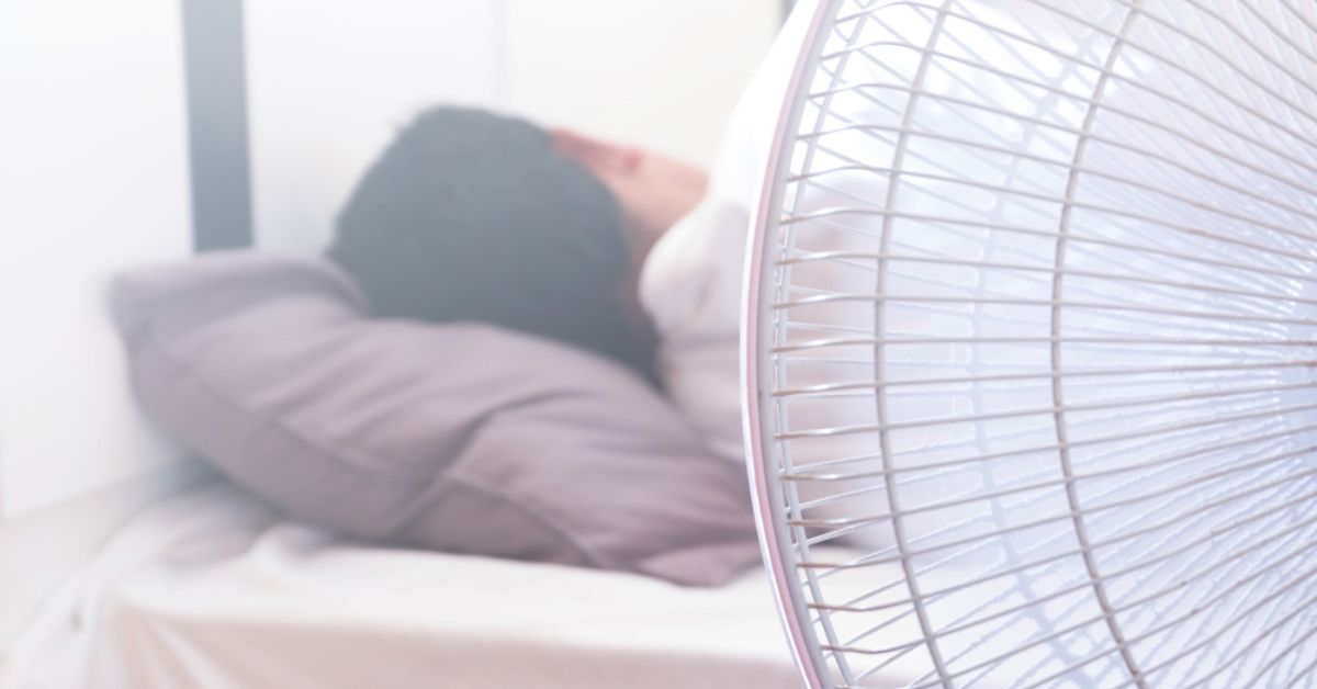 Dormir quand il fait chaud : les dangers méconnus du ventilateur