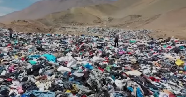 Au Chili, des montagnes de vêtements jetées en plein désert