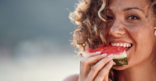 Remèdes naturels : les 25 meilleurs aliments anti-rétention d'eau