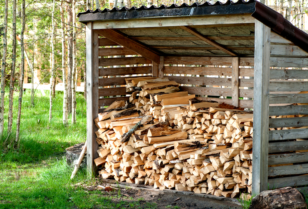 Un abri pour le bois de chauffage