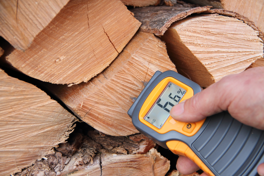 utiliser un humidimètre pour mesurer l'humidité du bois de chauffage