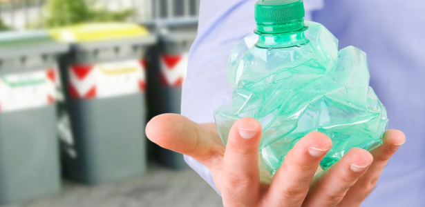 Compresser les bouteilles en plastique, une bonne habitude ?