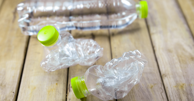 Compresser les bouteilles en plastique, une bonne habitude ?