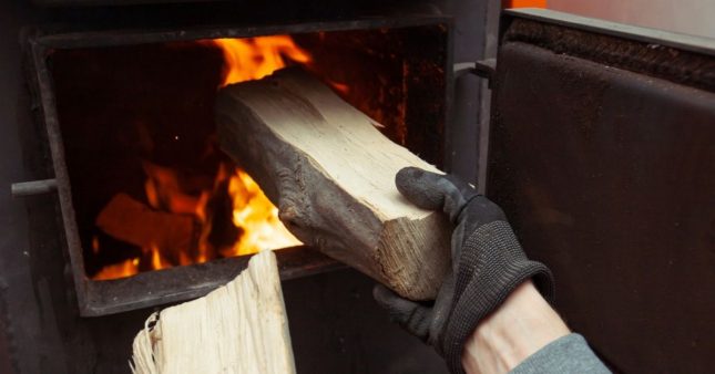 Bois de chauffage : 4 astuces pratiques pour savoir si le bois est bien sec