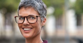 J'assume mes cheveux gris en beauté : 3 astuces naturelles J'assume mes cheveux gris en beauté : 3 astuces naturelles