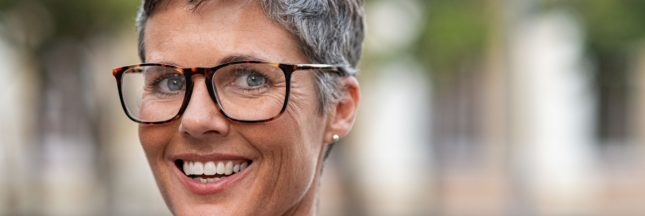 Assumer ses cheveux blancs : astuces beauté pour les femmes