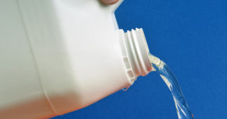 L'eau de javel, l'eau qui désinfecte... à mort : ses dangers méconnus L'eau de javel, l'eau qui désinfecte... à mort : ses dangers méconnus