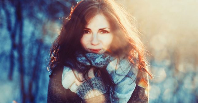 Protéger ses cheveux du froid : 6 astuces beauté à appliquer cet hiver