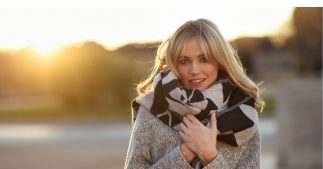 Protéger ses cheveux du froid : 6 astuces beauté à appliquer cet hiver Protéger ses cheveux du froid : 6 astuces beauté à appliquer cet hiver