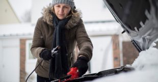 Protéger sa batterie de voiture du froid : 5 astuces pour éviter la panne Protéger sa batterie de voiture du froid : 5 astuces pour éviter la panne