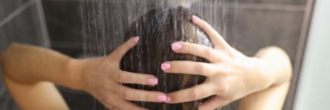 Détartrer le pommeau de douche pour faire des économies d'eau chaude