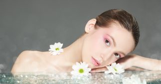 Soigner sa peau en toute saison grâce aux eaux florales ou hydrolats Soigner sa peau en toute saison grâce aux eaux florales ou hydrolats