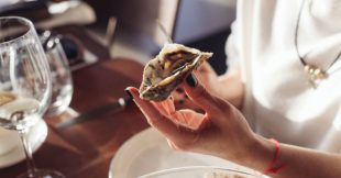 Recycler les coquilles d'huîtres après les fêtes : 6 astuces pour le jardin et la maison