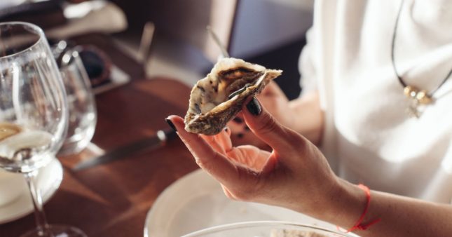 Recycler les coquilles d’huîtres après les fêtes : 6 astuces pour le jardin et la maison
