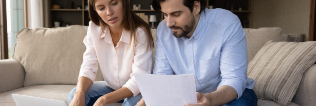 un couple consulte le site