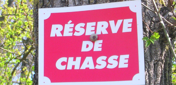 Panneau indiquant la limite d'une réserve de chasse en France