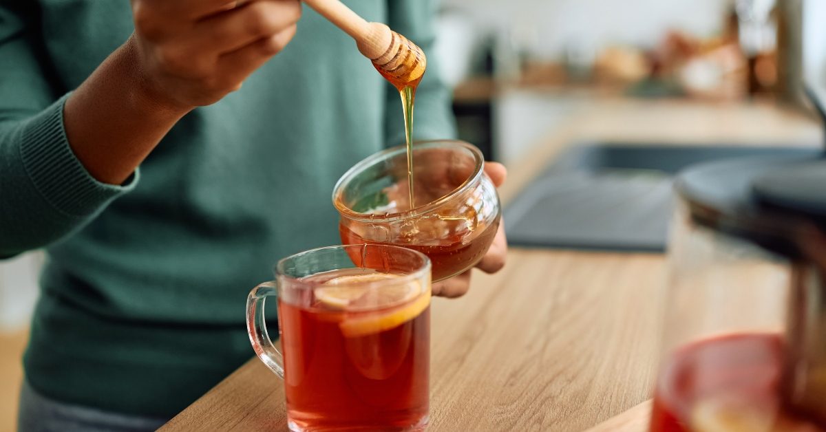 Mettre du miel dans son thé : une fausse bonne idée à éviter