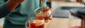 Mettre du miel dans son thé : une fausse bonne idée à éviter Mettre du miel dans son thé : une fausse bonne idée à éviter