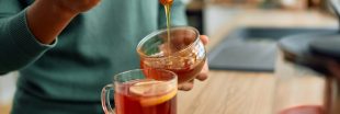 Mettre du miel dans son thé : une fausse bonne idée à éviter Mettre du miel dans son thé : une fausse bonne idée à éviter