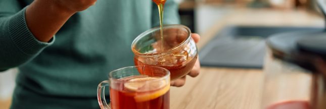 Mettre du miel dans son thé : une fausse bonne idée à éviter
