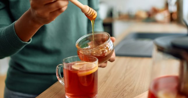 Mettre du miel dans son thé : une fausse bonne idée à éviter Mettre du miel dans son thé : une fausse bonne idée à éviter