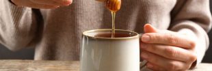 Mettre du miel dans son thé : une fausse bonne idée à éviter