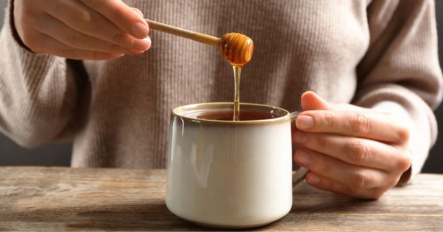 Mettre du miel dans son thé : une fausse bonne idée à éviter