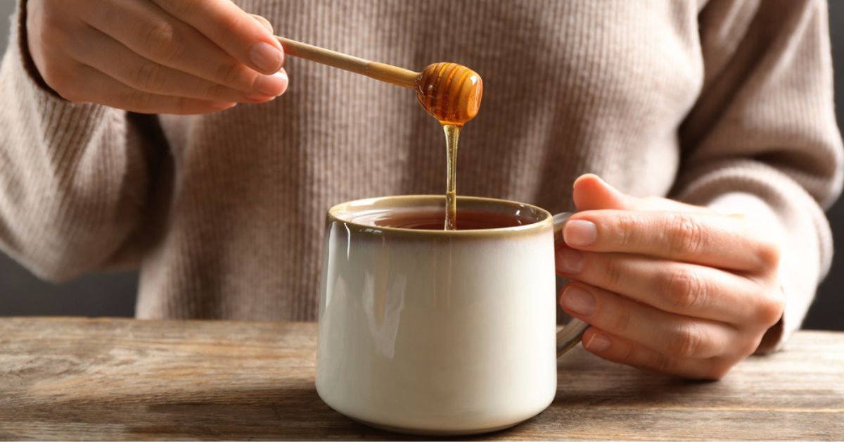 Mettre du miel dans son thé : une fausse bonne idée à éviter
