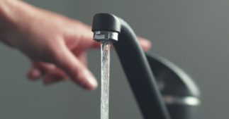 Sécheresse : les Français appelés à réduire leur consommation d'eau via une série de nouvelles mesures Sécheresse : les Français appelés à réduire leur consommation d'eau via une série de nouvelles mesures