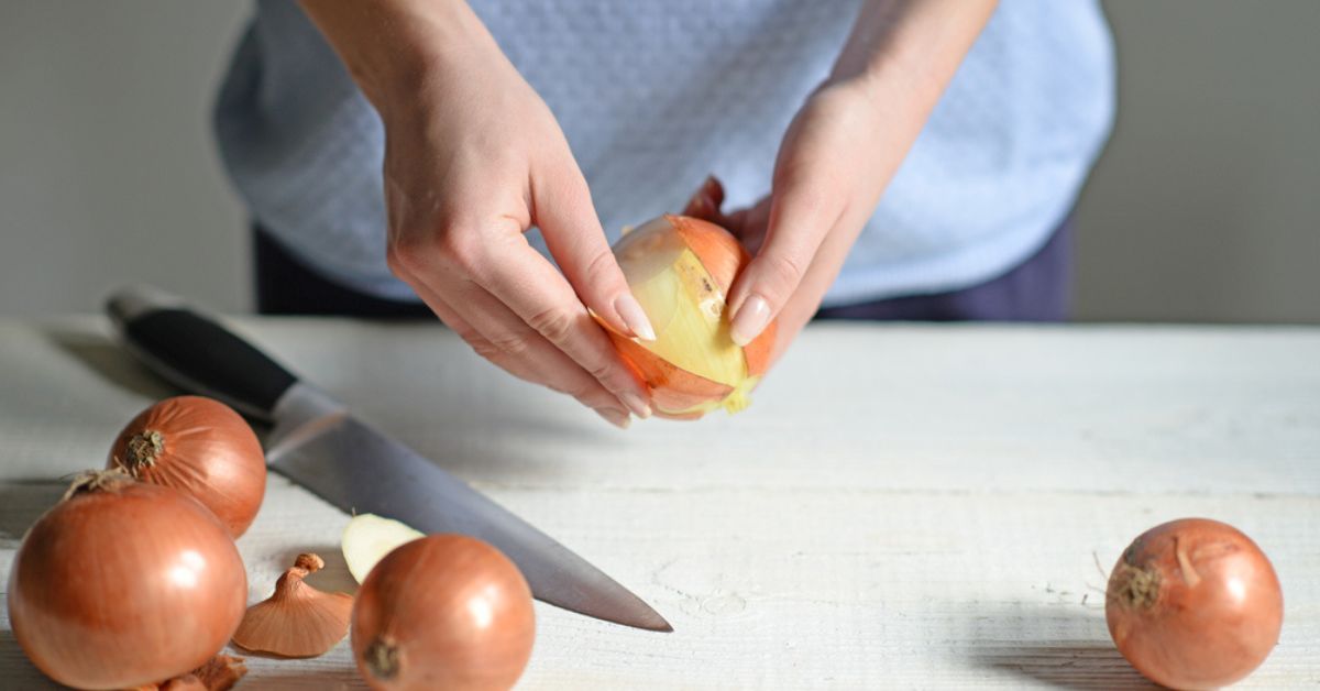 Pelures d’oignons : 2 idées de recyclage utiles au jardin