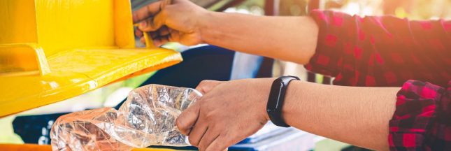 Trier le plastique dans la poubelle jaune