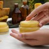 La cire d'abeille en cosmétique : 3 soins beauté maison pour profiter de tous ses bienfaits