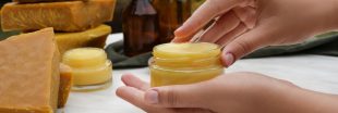 La cire d'abeille en cosmétique : 3 soins beauté maison pour profiter de tous ses bienfaits