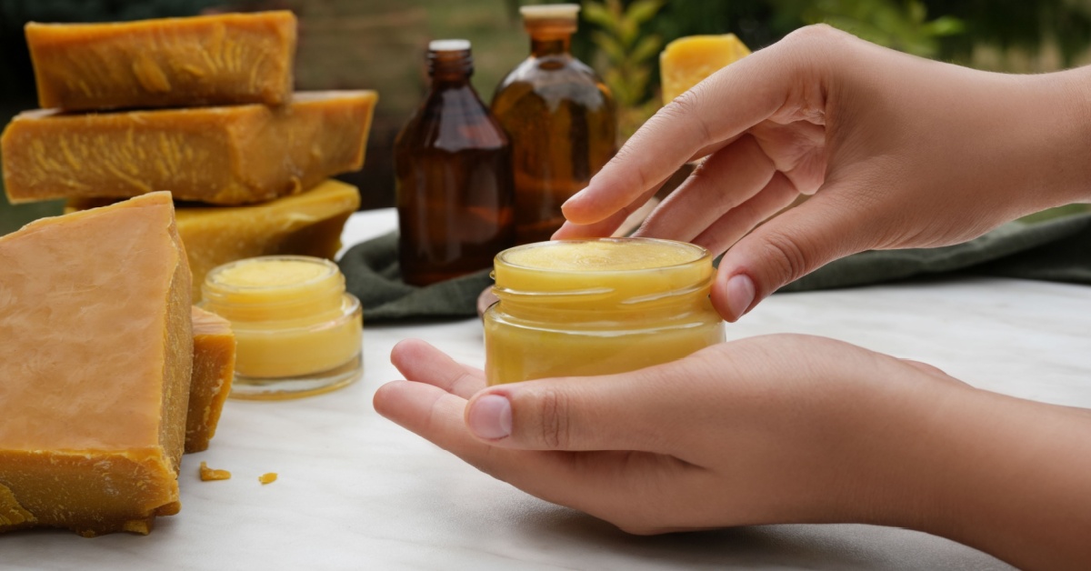 La cire d'abeille en cosmétique : 3 soins beauté maison pour profiter de tous ses bienfaits La cire d'abeille en cosmétique : 3 soins beauté maison pour profiter de tous ses bienfaits