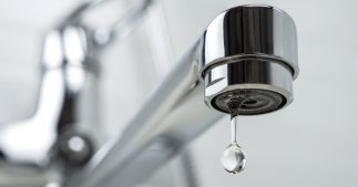 Découverte alarmante : un pesticide interdit contamine l'eau potable en France