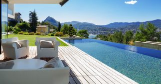 La crise de l'eau aggravée par les piscines et les jardins des riches urbains