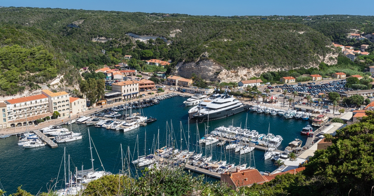 Fonds vert du gouvernement : des installations pour yachts en Corse suscitent la polémique Fonds vert du gouvernement : des installations pour yachts en Corse suscitent la polémique